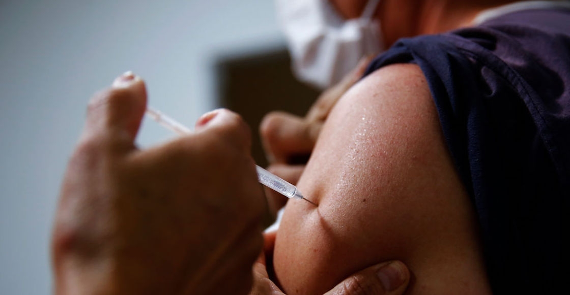 Detienen a supuesto médico que aplicaba vacunas de COVID-19 falsas en Chiapas