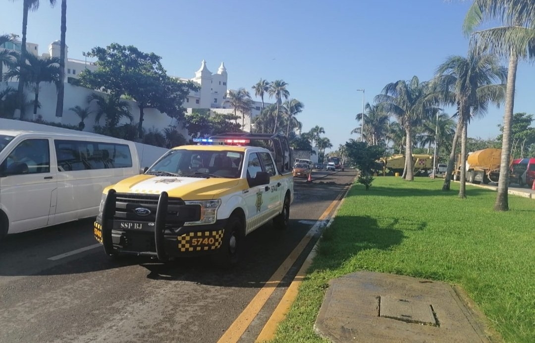 Cancún: Cierran carril del Boulevard Kukulcán en la zona hotelera