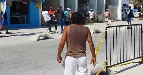 Prestadores de servicios se pelean por turistas en Progreso: VIDEO