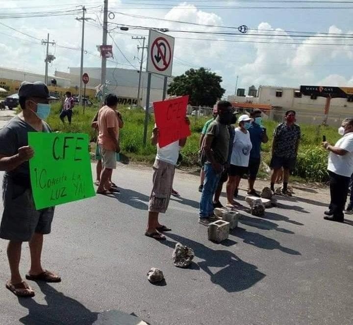 Vecinos bloquean carretera federal Mérida-Umán; llevan dos días sin luz