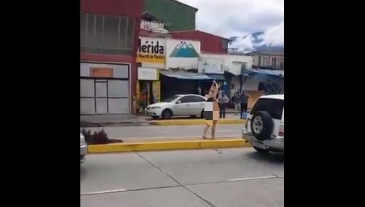 Mujer camina sin ropa por el centro de Mérida: VIDEO