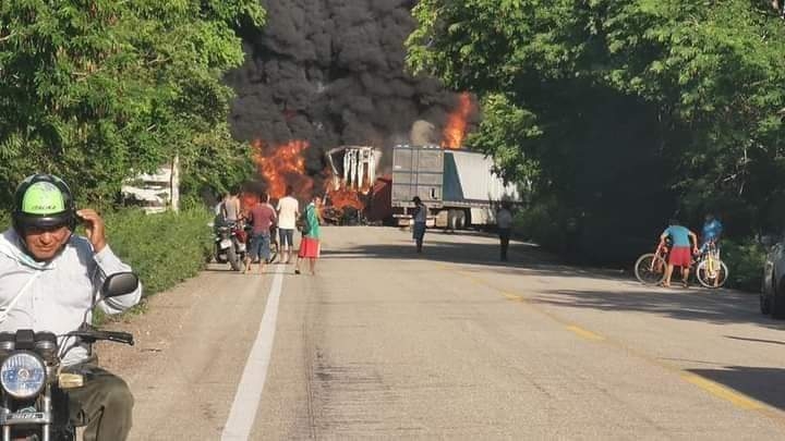 Chocan dos tráileres sobre la carretera Escárcega-Xpujil en Campeche