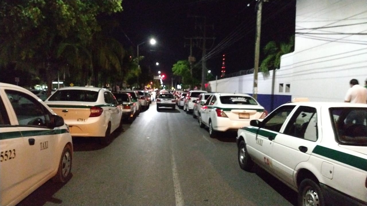 Taxistas se manifiestan frente a Vicefiscalía de Cancún: EN VIVO