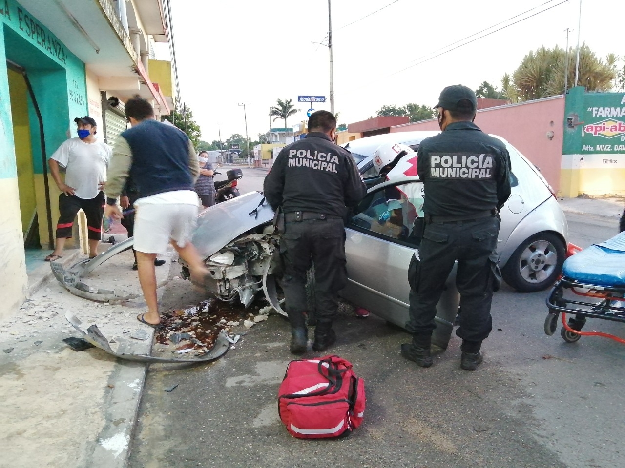 Joven queda prensada en su auto tras chocar en Tizimín, Yucatán