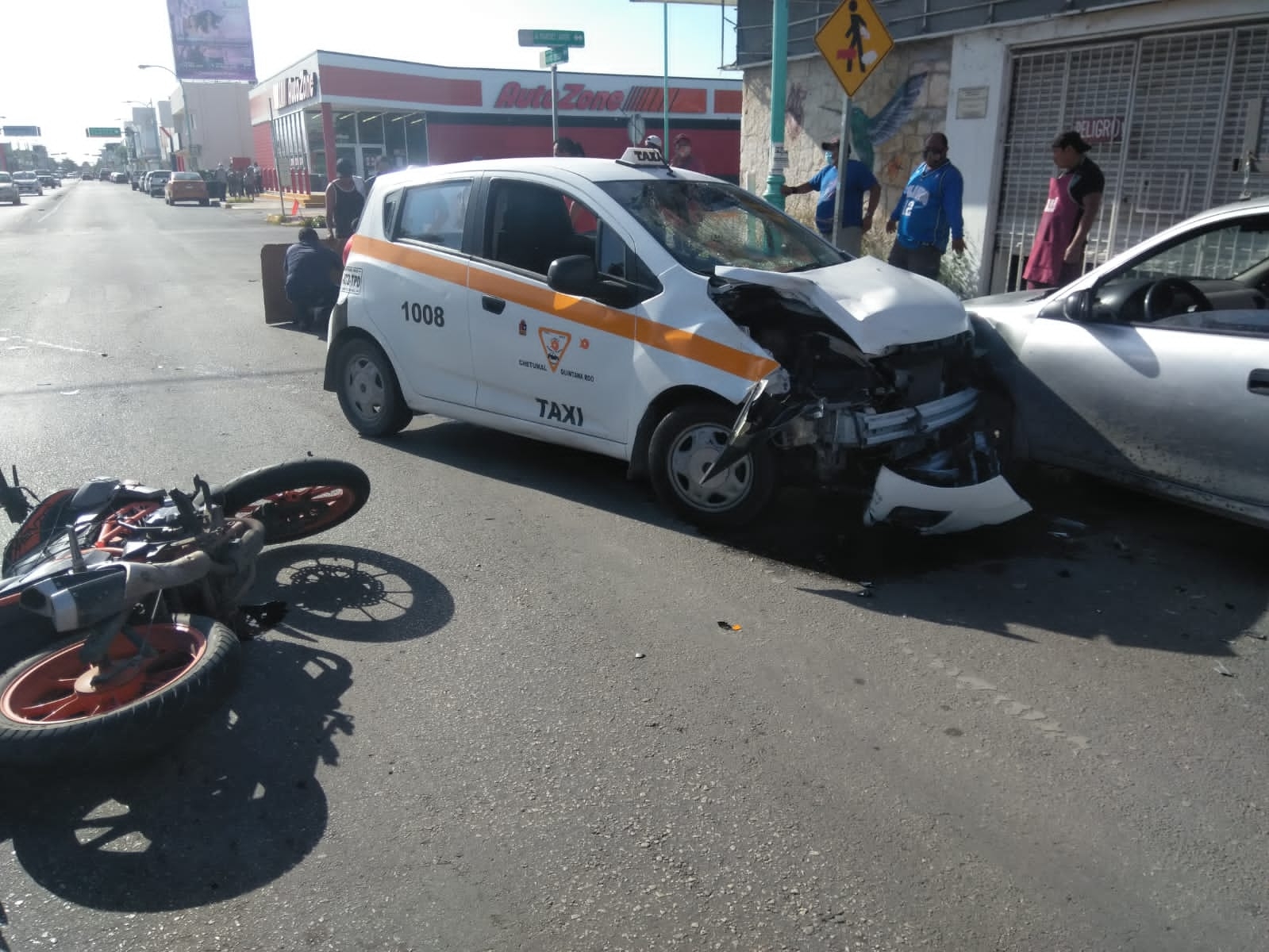 Dos personas resultan lesionadas tras accidente provocado por motociclista en Chetumal