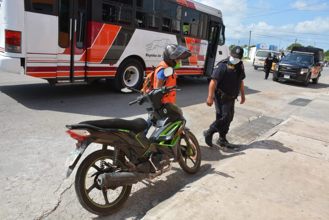 El policía le cobro mil pesos por los daños causados a la unidad