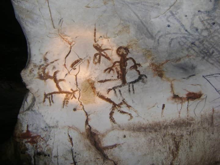 En la cueva se encontraron jarrones pintados de negro, rotos intencionalmente y hechos de la propia piedra caliza