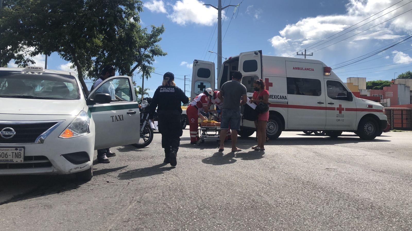 Conductor de combi atropella a motociclista en la Av. Chac Mool de Cancún