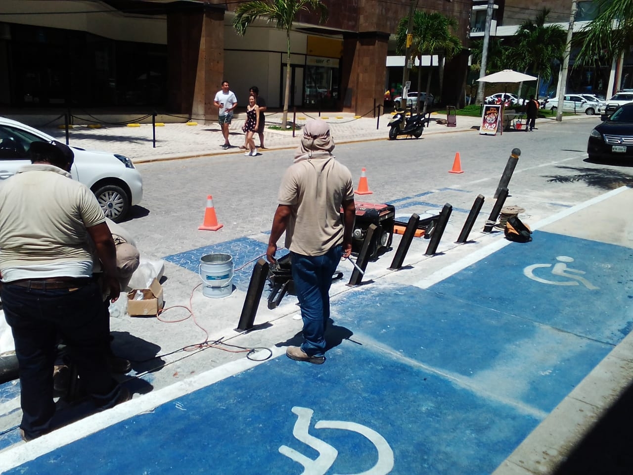 Concesionaria cierra rampa para discapacitados de condominio en Playa del Carmen