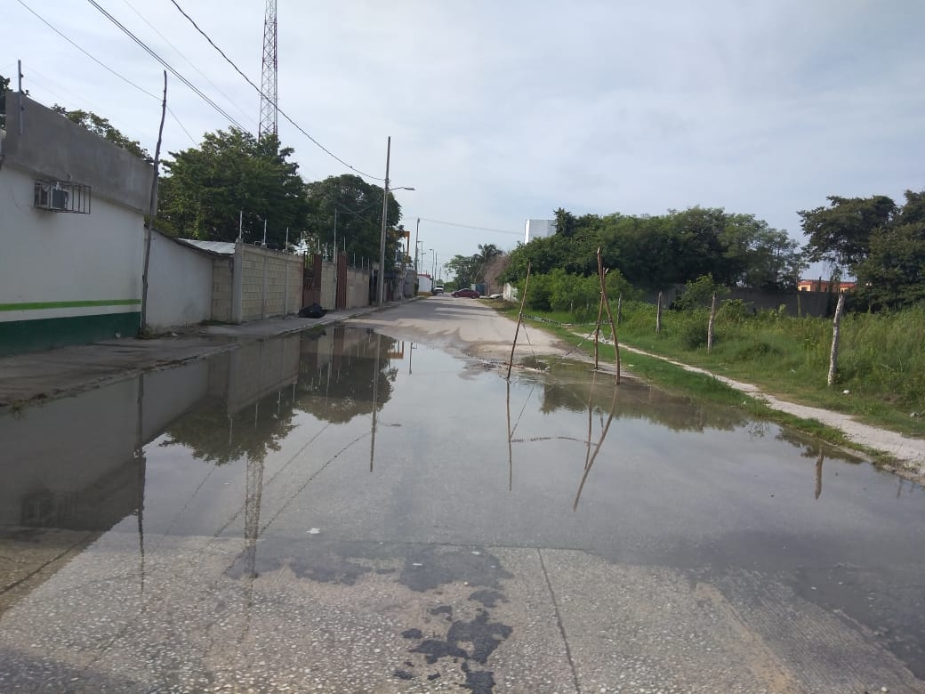 Habitantes de Sabancuy denuncian fuga de agua desde hace tres meses en Campeche