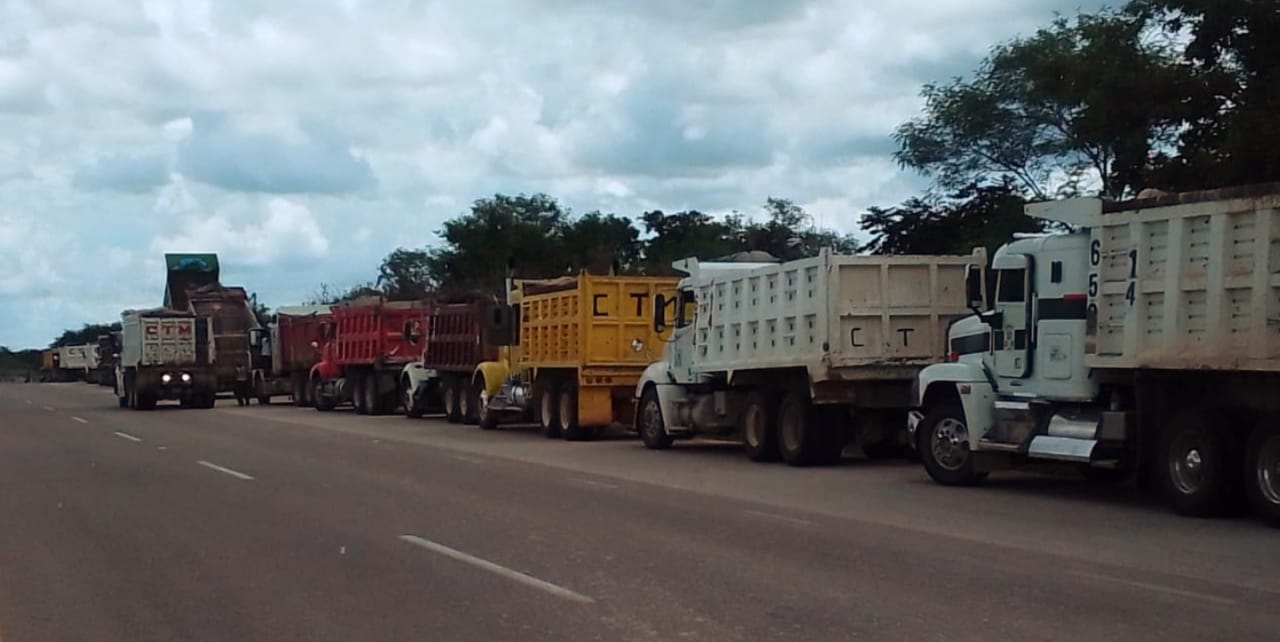 Volqueteros cierran la carretera en Campeche en protesta contra tramo del Tren Maya
