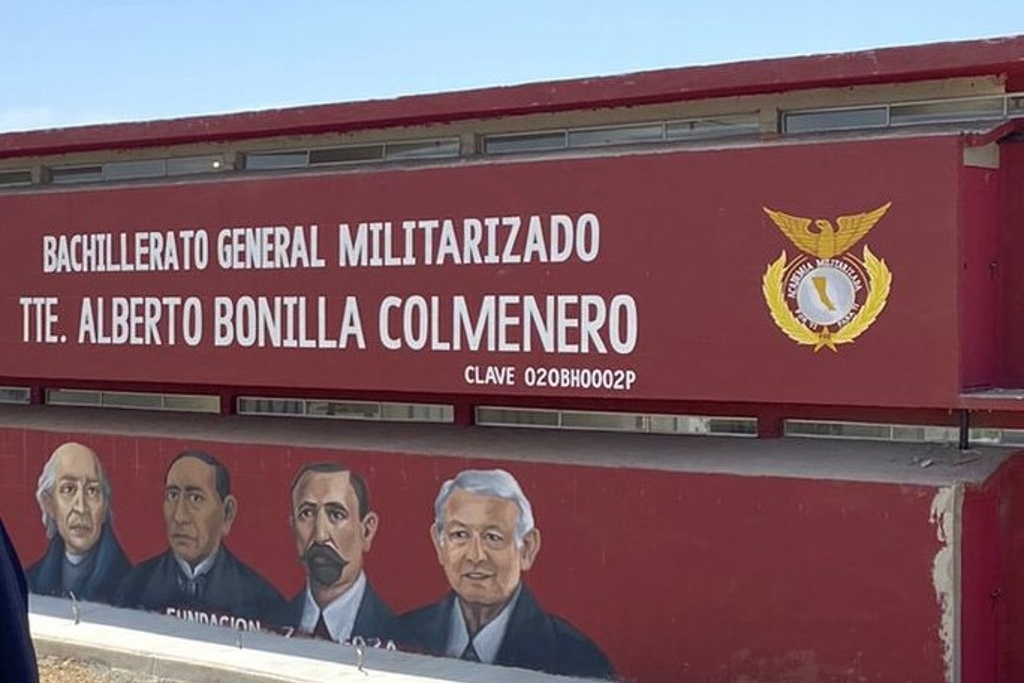 Pintan a AMLO en mural de escuela militarizada junto a Hidalgo, Juárez y Madero