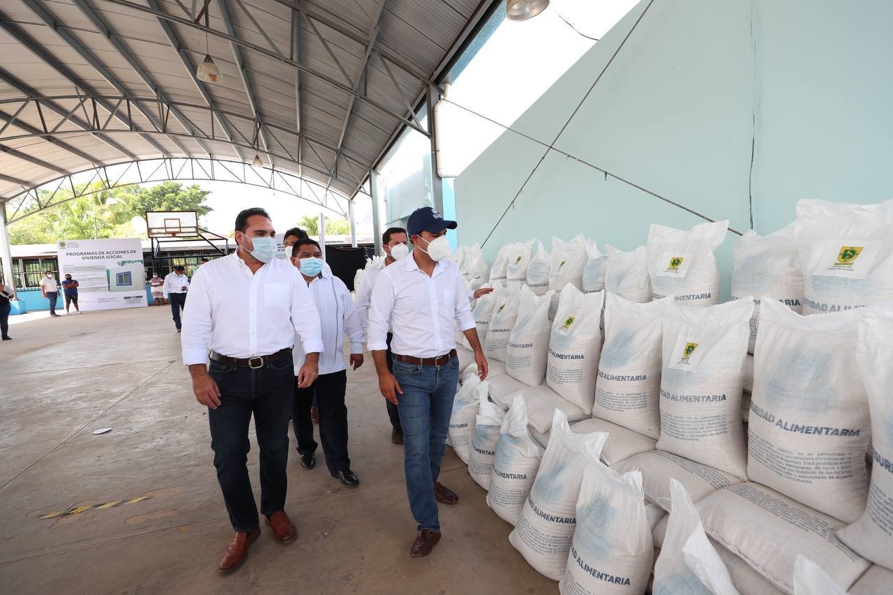 Mauricio Vila Dosal también entregó maíz a productores