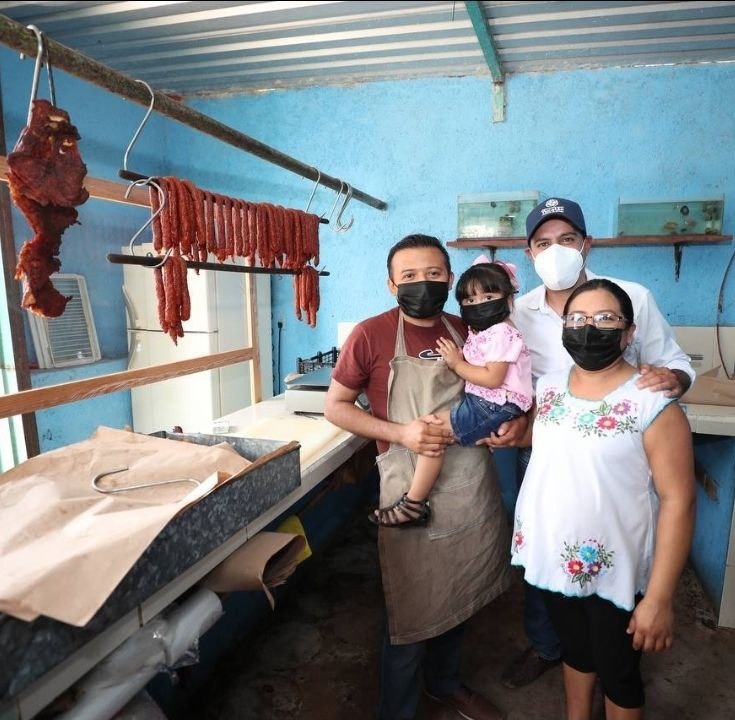 Mauricio Vila visita la ‘Carnicería Canché’ para otorgar maquinaria al comercio en Temozón