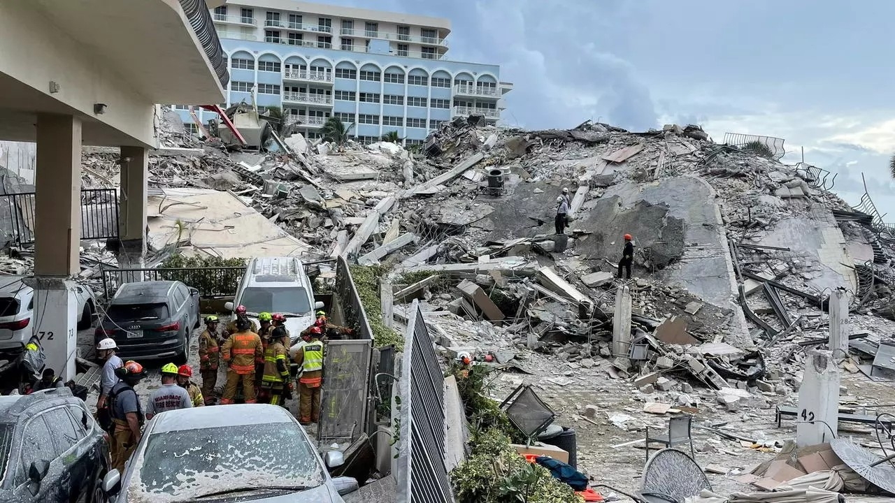 Equipos preparan demolición de restos del edificio colapsado en Miami