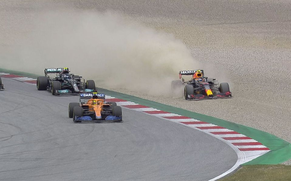 Durante las primeras vueltas, Checo Pérez sufrió un percance con Lando Norris e hizo que le costara una penalización durante la GP de Austria