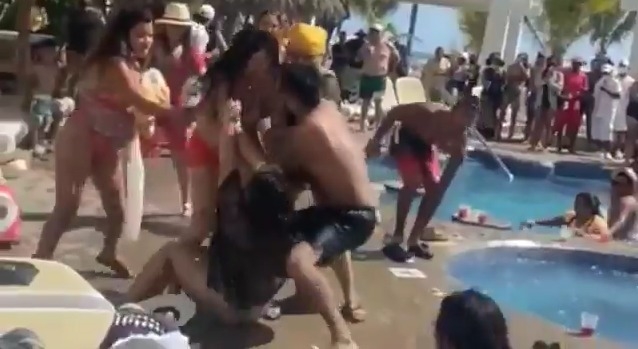 Turistas se agarran a golpes en la piscina del hotel Riu Mazatlán: VIDEO