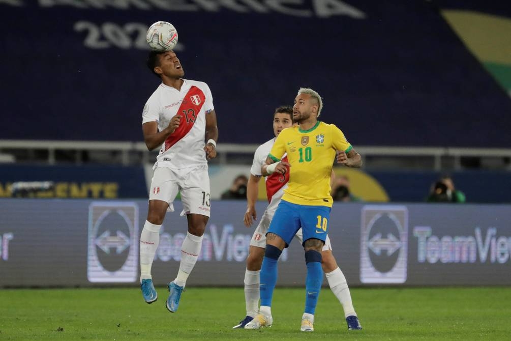 Neymar disputa el balón con Renato Tapia en la Semifinal de la Copa América