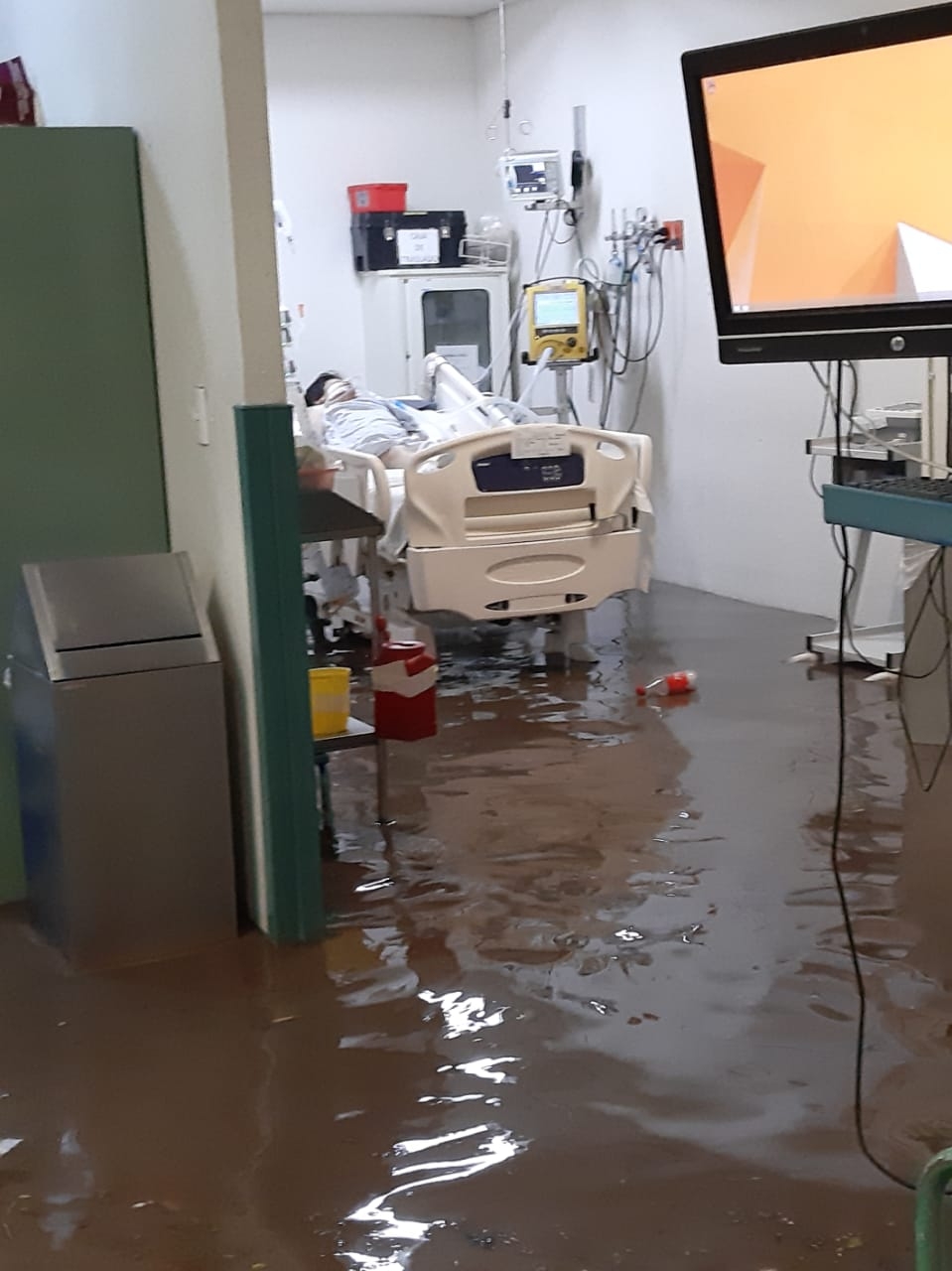 Evacúan a recién nacidos del Hospital de Atizapán tras inundación en Edomex: VIDEO