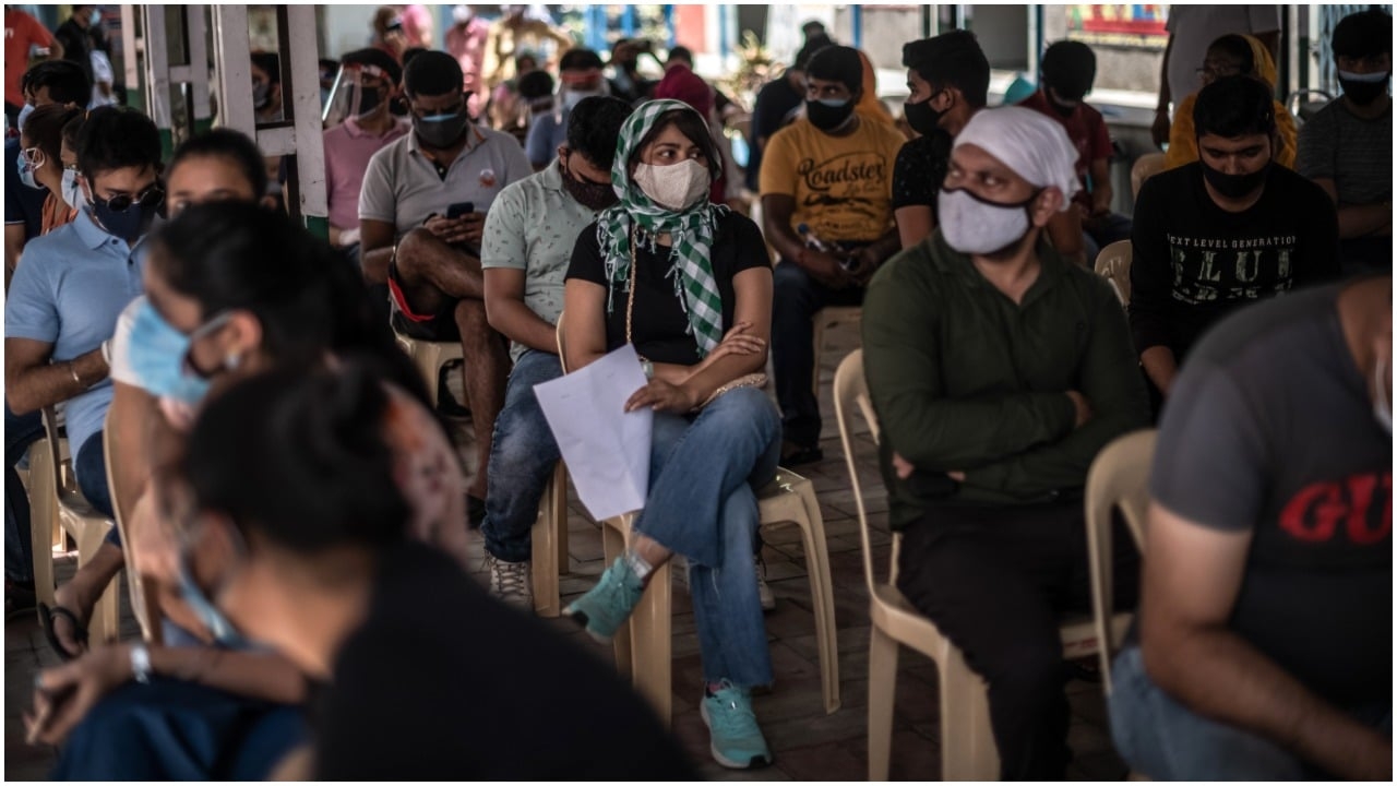 Miles de personas reciben vacuna falsa contra COVID-19 en la India