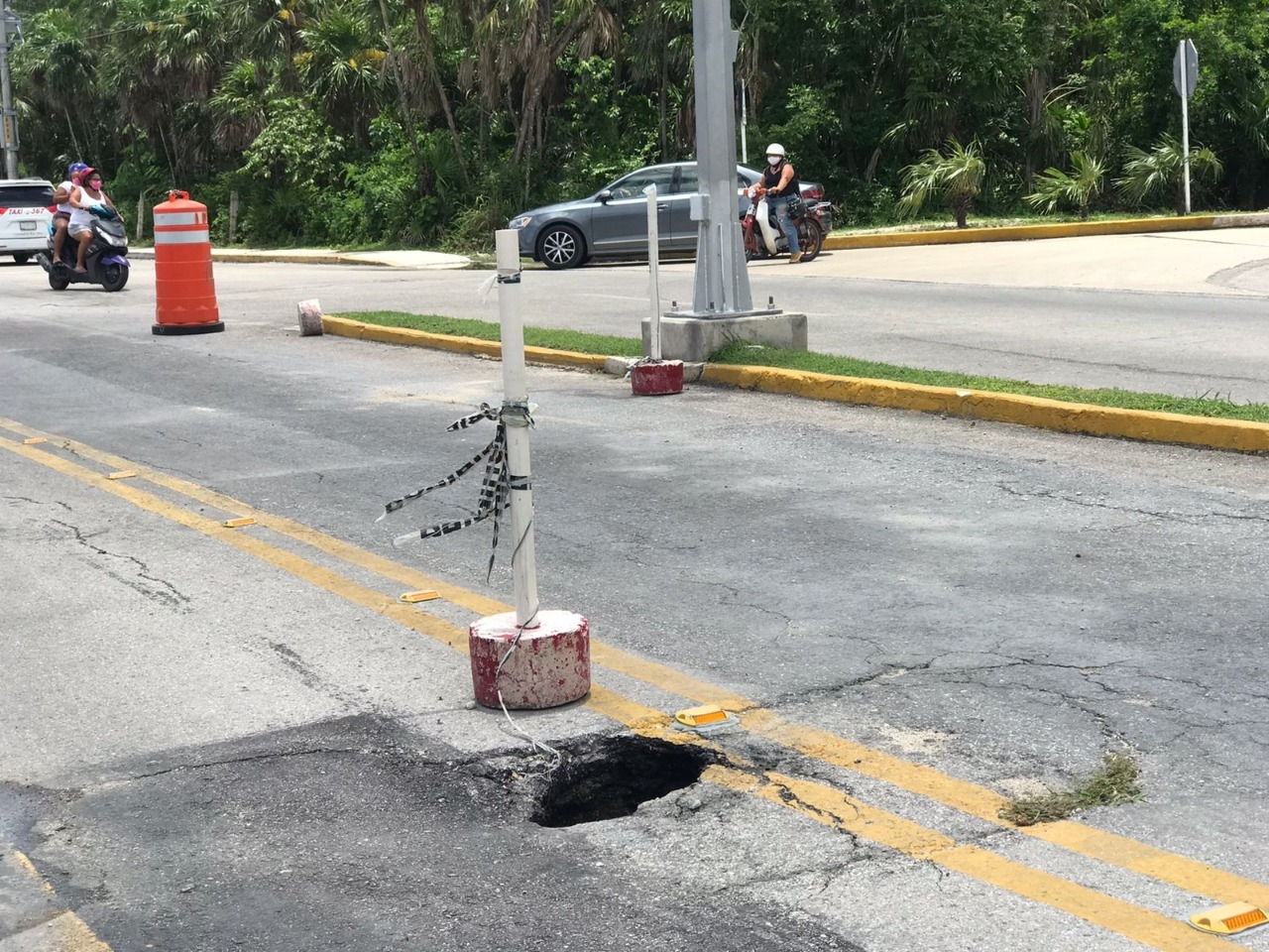 Protección Civil cierra carretera por aparición de socavón en Cozumel