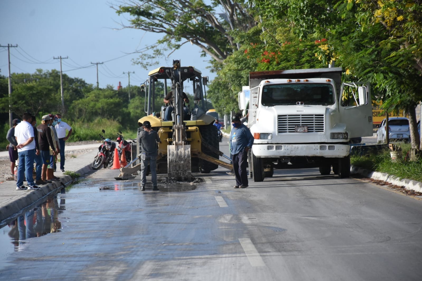 Cierran avenida Héroe de Nacozari en Campeche por fuga de agua