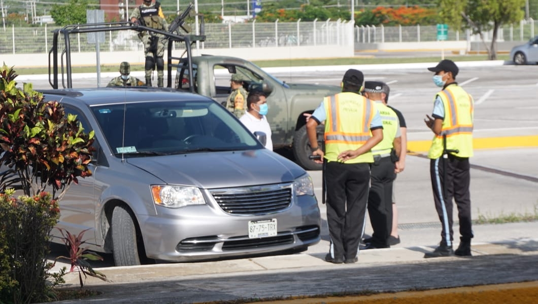 Multan a automovilista 'terco' con 45 mil pesos por estacionarse en el aeropuerto de Campeche