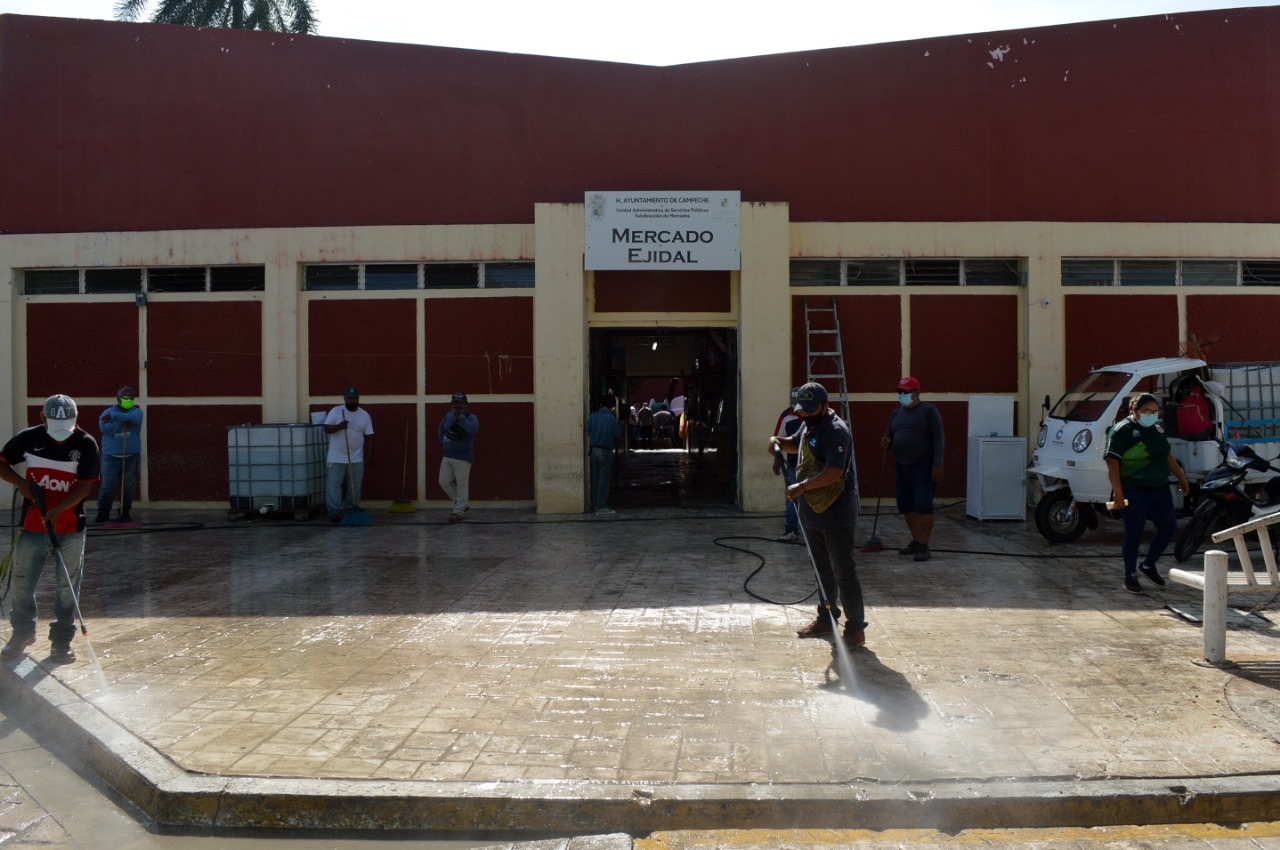 Limpian mercado ejidal de San Francisco Campeche para evitar contagios de COVID-19