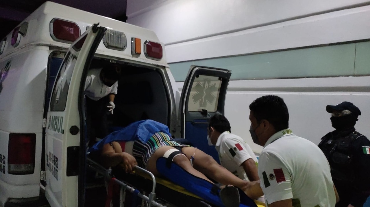 La persona lesionada fue trasladada a bordo de una ambulancia privada al Hospital General, para ser atendida