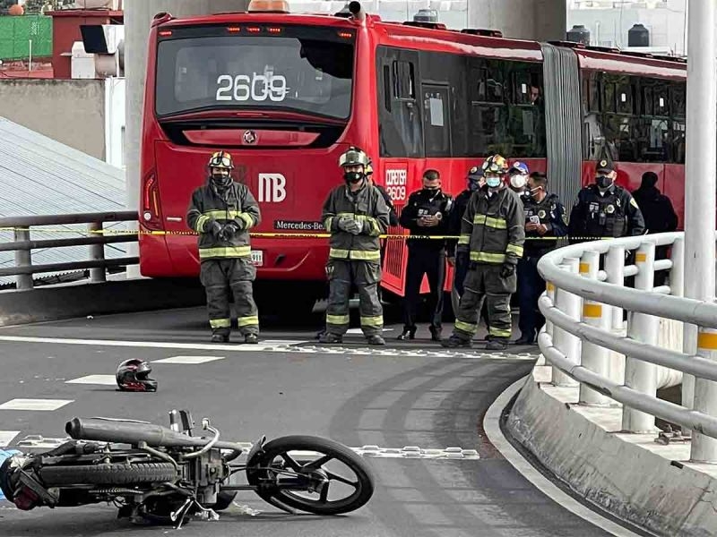 Motociclista muere atropellado por unidad de Metrobús de la CDMX