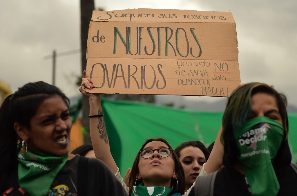 Feministas agreden a policías durante la marcha por el aborto legal en la CDMX