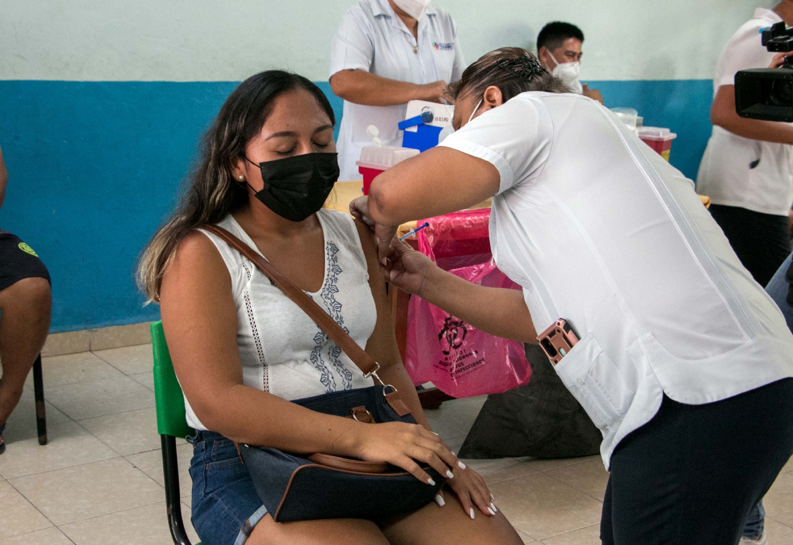 Jóvenes emocionados por recibir vacuna contra COVID-19 en Yucatán