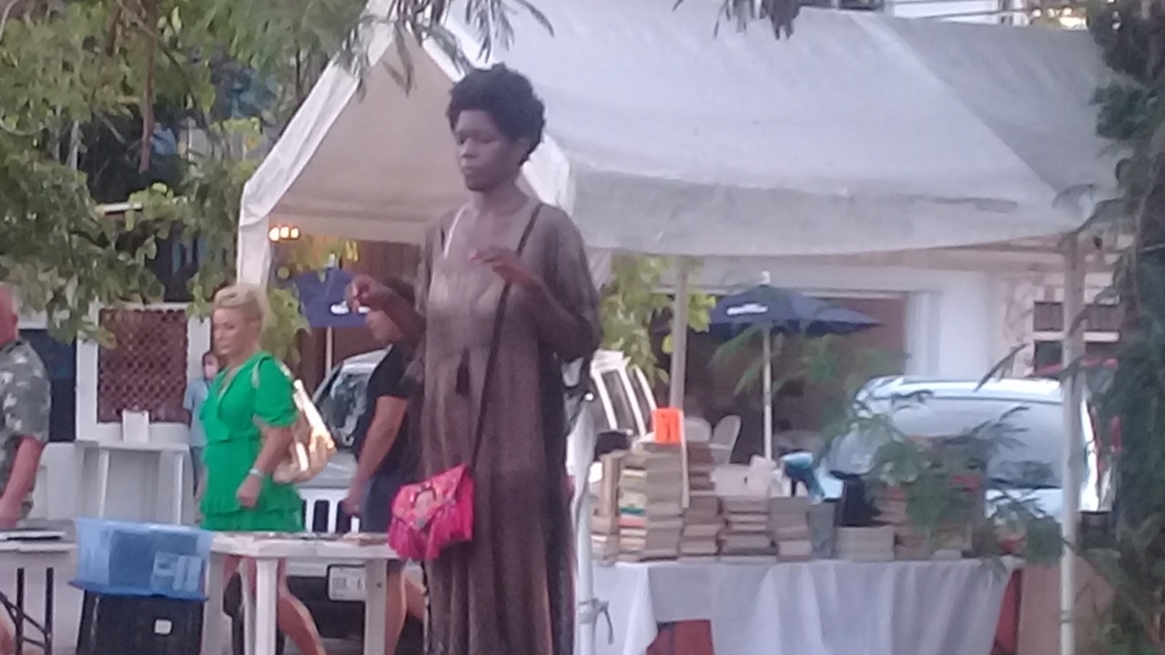 Mujer indigente ataca a comerciantes en Playa del Carmen