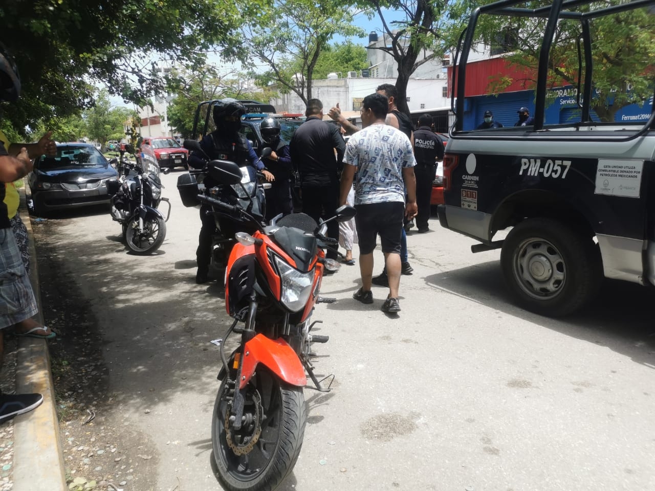 En las cámaras se observaban cómo dos hombres intentaron llevarse una motocicleta, lo que alertó a las autoridades policiacas En las cámaras se observaban cómo dos hombres intentaron llevarse una motocicleta, lo que alertó a las autoridades policiacas