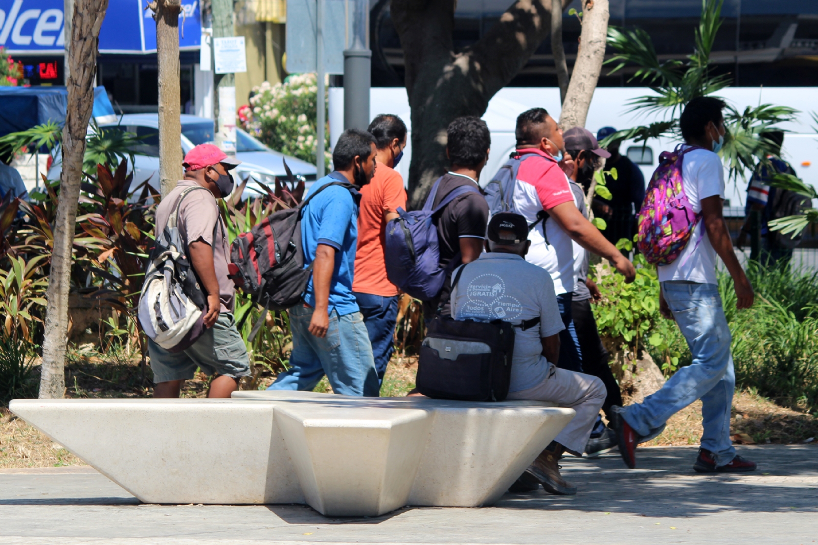 La explanada de Plaza Las Tiendas de Cancún se convirtió en un lugar donde personas sin empleo esperan que alguien los contrate