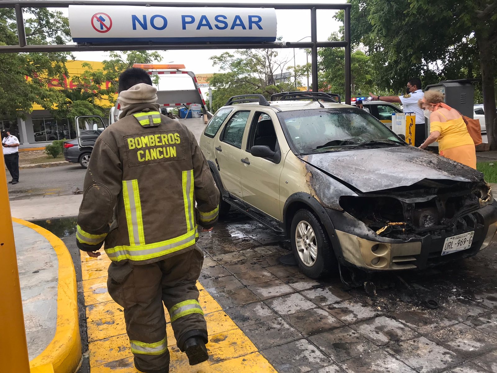 Se registra 'sorpresivo' incendio de camioneta en Plaza Hollywood de Cancún