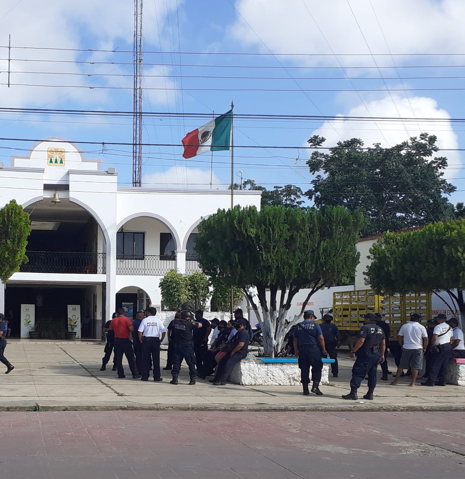 Policías de José María Morelos exigen pago atrasado de prestaciones laborales