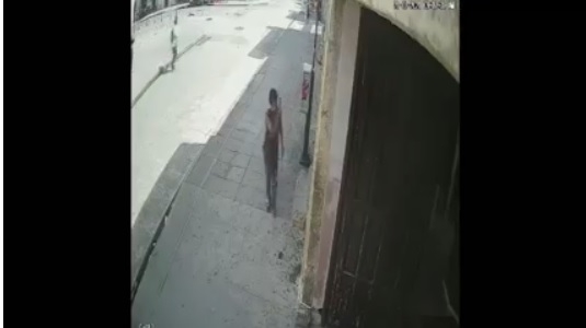 En la imagen se ve al joven José Eduardo, de 23 años, caminar sobre la calle 62 del Centro de Mérida con lo que parece una losa