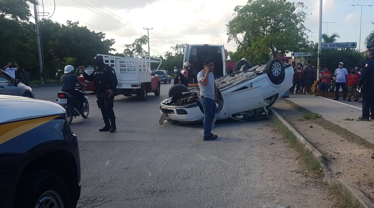 Autoridades policiacas arribaron a la zona de la volcadura en Cancún para dirigir el tránsito