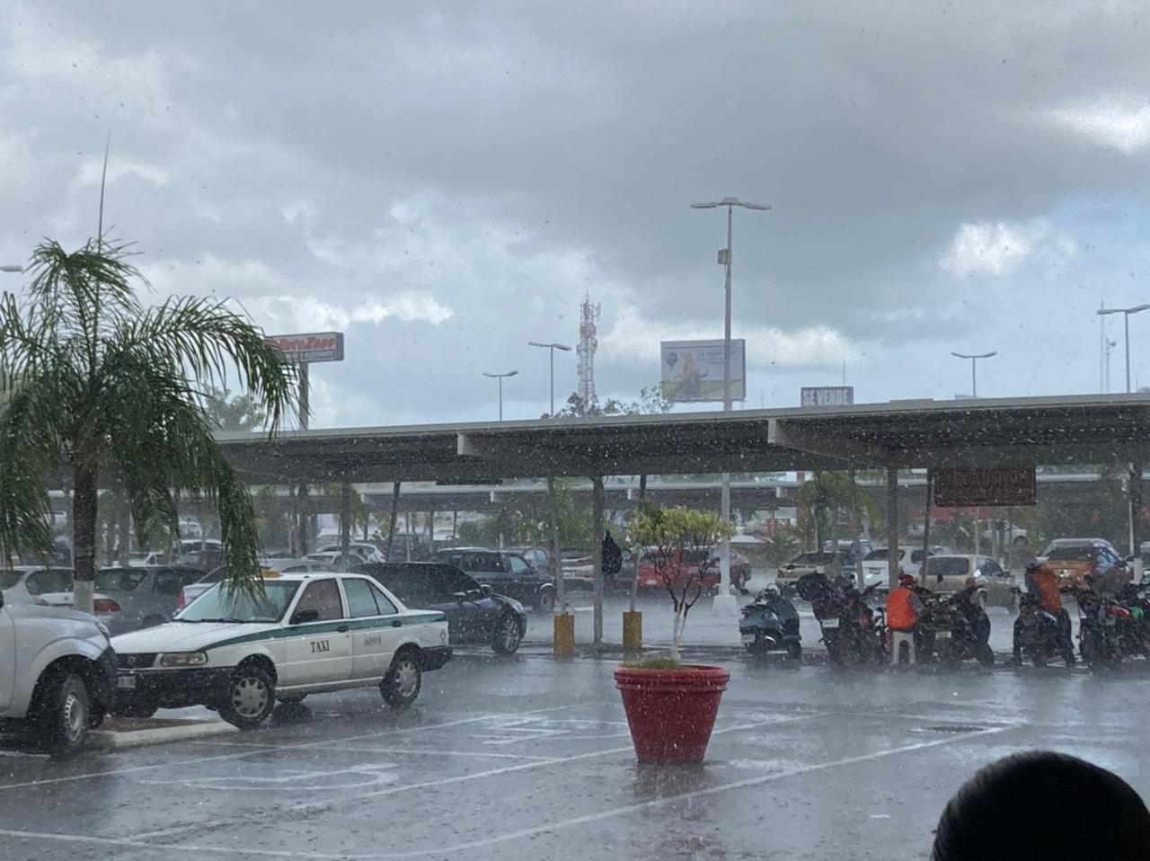 Las lluvias comenzaron a sentirse alrededor del mediodía en zonas como la Región 100 de Cancún