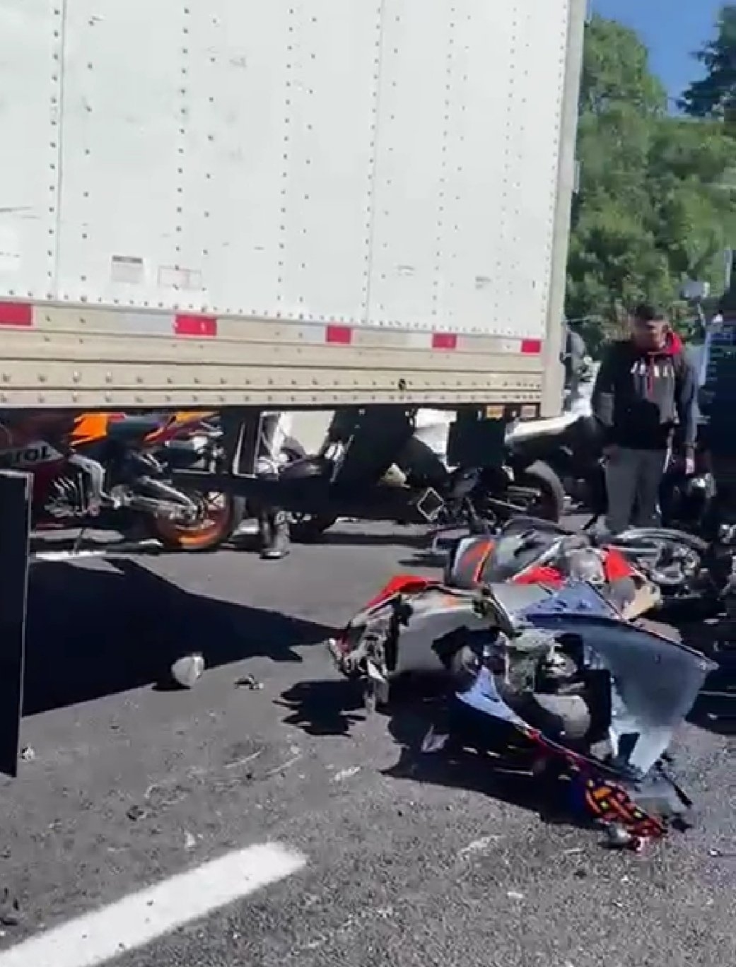 El primer accidente ocurrió en el kilómetro 51 de la autopista, donde una pareja de motociclistas se impactó contra una camioneta