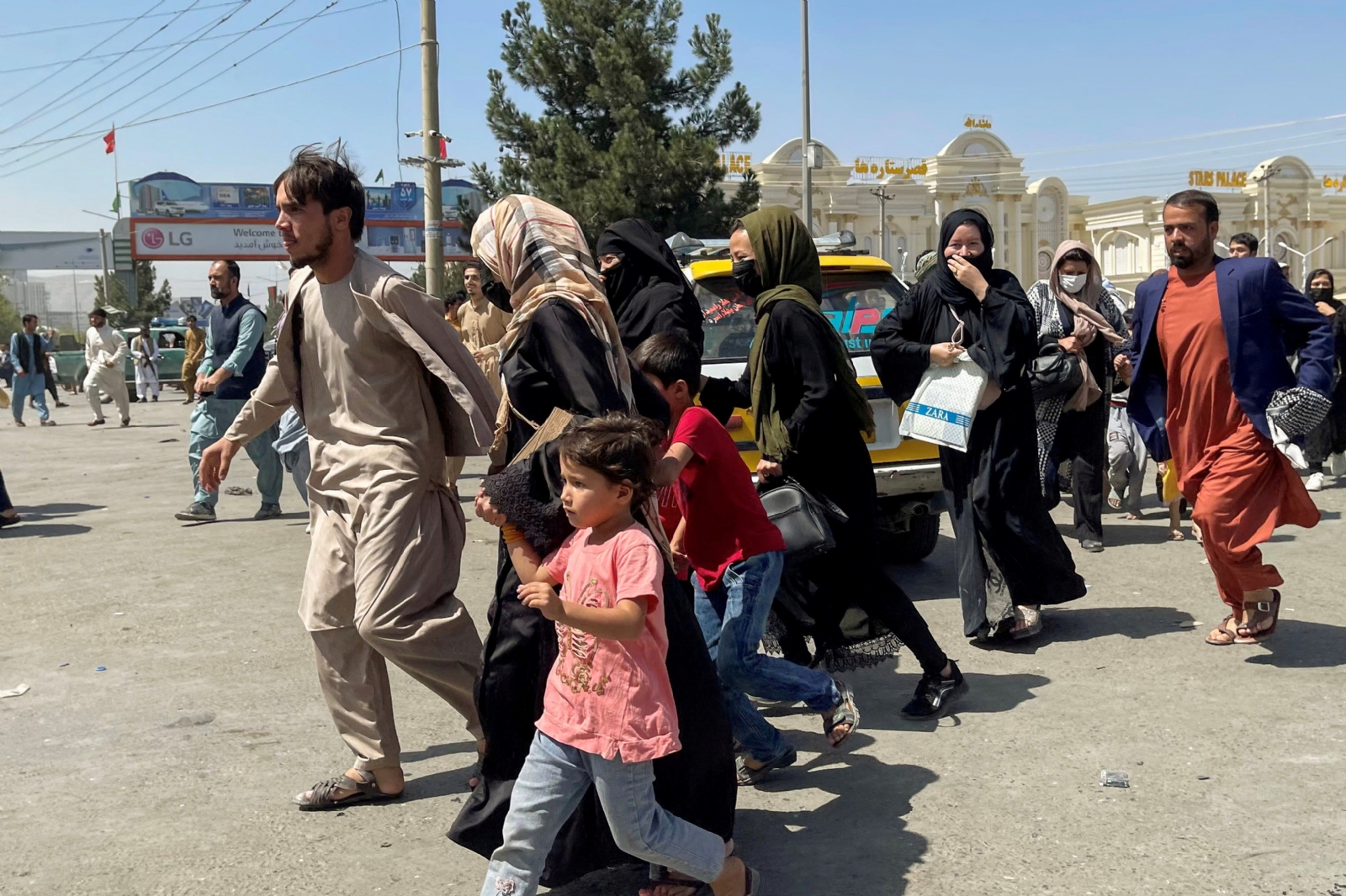 Familias buscan cómo salir de Afganistán luego de que talibanes tomaran el control