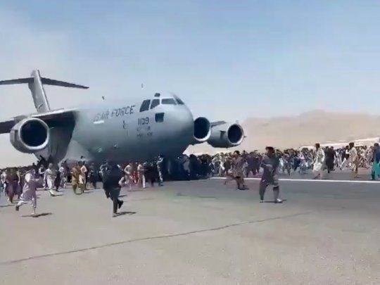 Civiles se aferran a aviones que despegan para huir de Afganistán: VIDEO