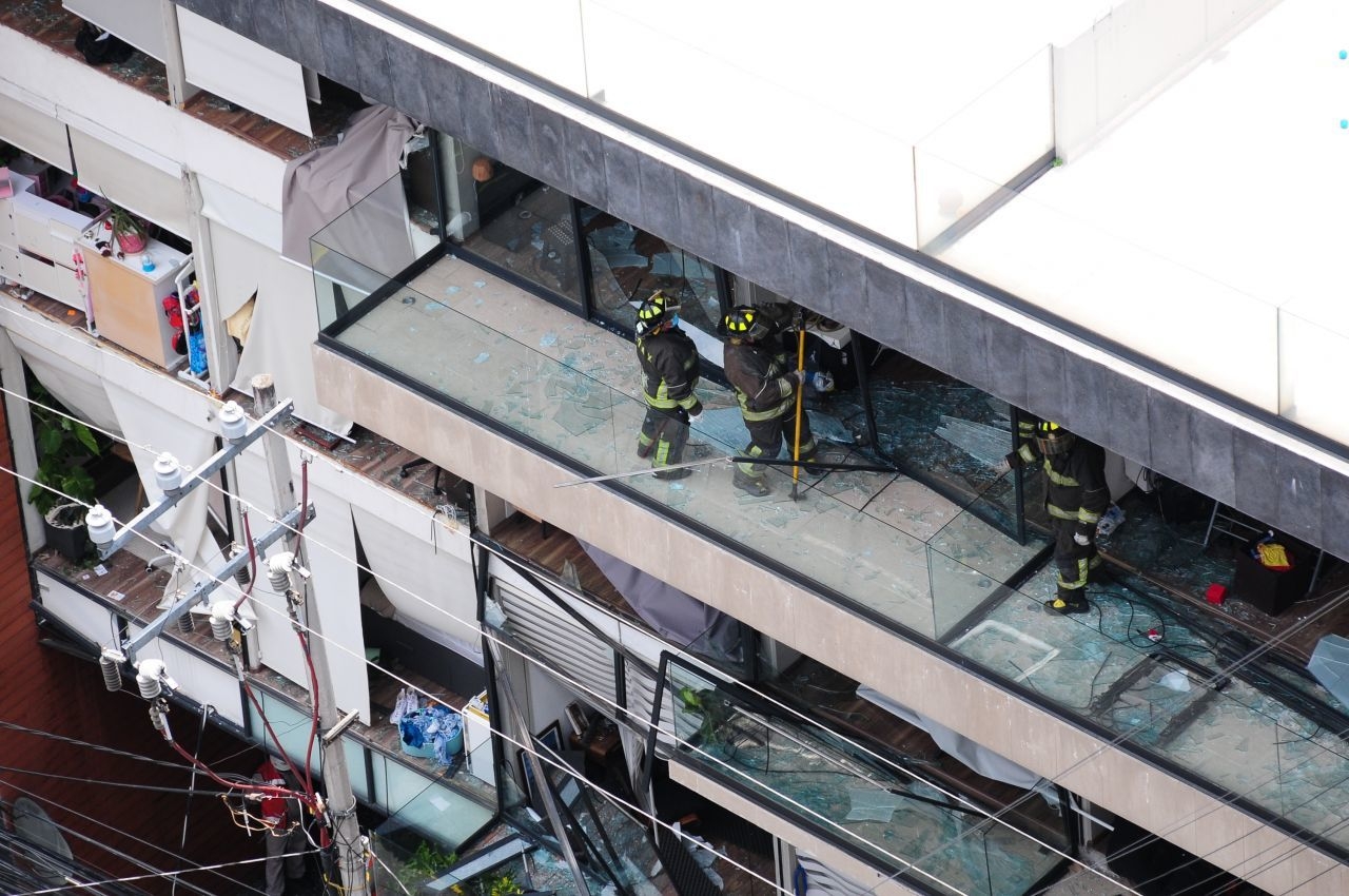 La SGIRPC informó que se realizaron labores de retiro de vidrio, aluminio y objetos riesgosos en el edificio