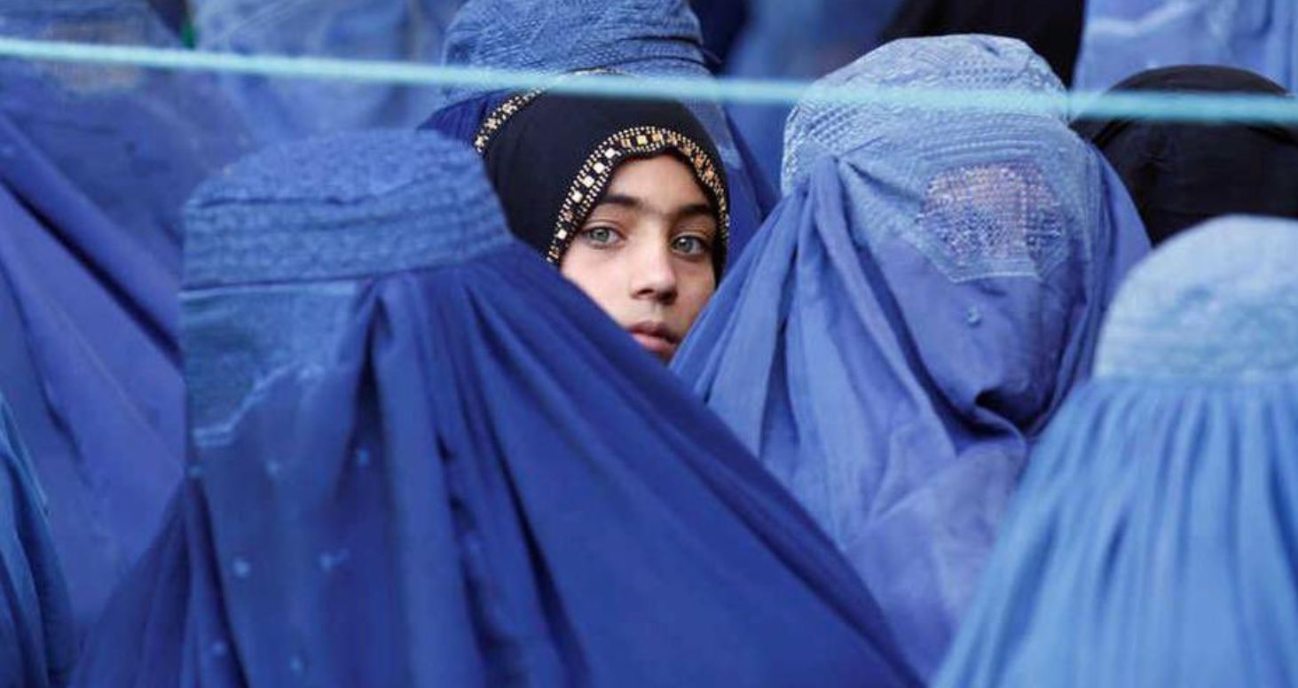 La mujer afgana bajo el Régimen Talibán puede ser severamente castigada o asesinada por mostrar hasta 2 cm de piel