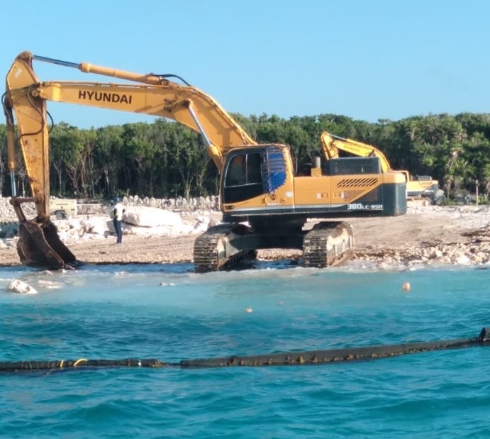 Para la construcción de la marina, Grupo Xcaret inició el vertido de material para las escolleras en la Riviera Maya