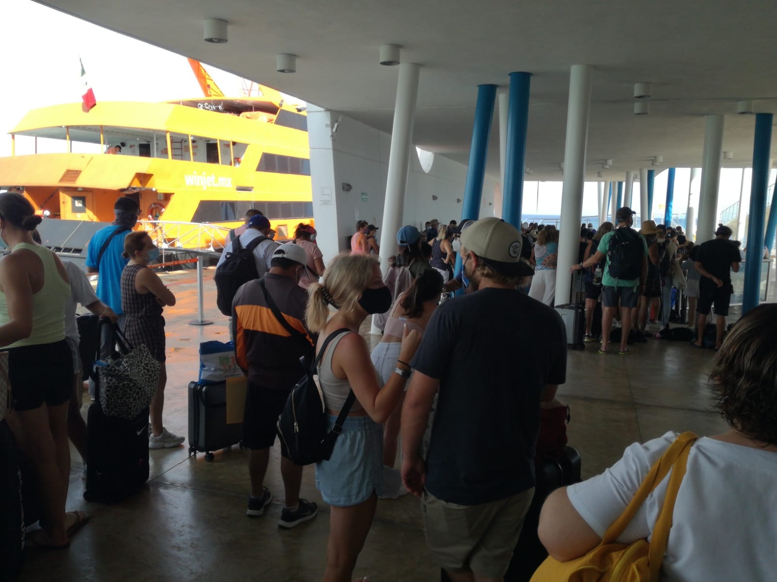 Turistas y locales buscan salir de Cozumel ante la llegada del Huracán 'Grace'