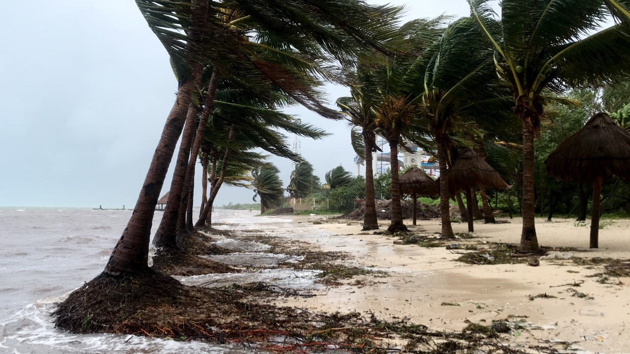 El Huracán Grace mantiene el clima lluvioso con fuertes vientos en Cancún, mientras se desplaza hacia Yucatán