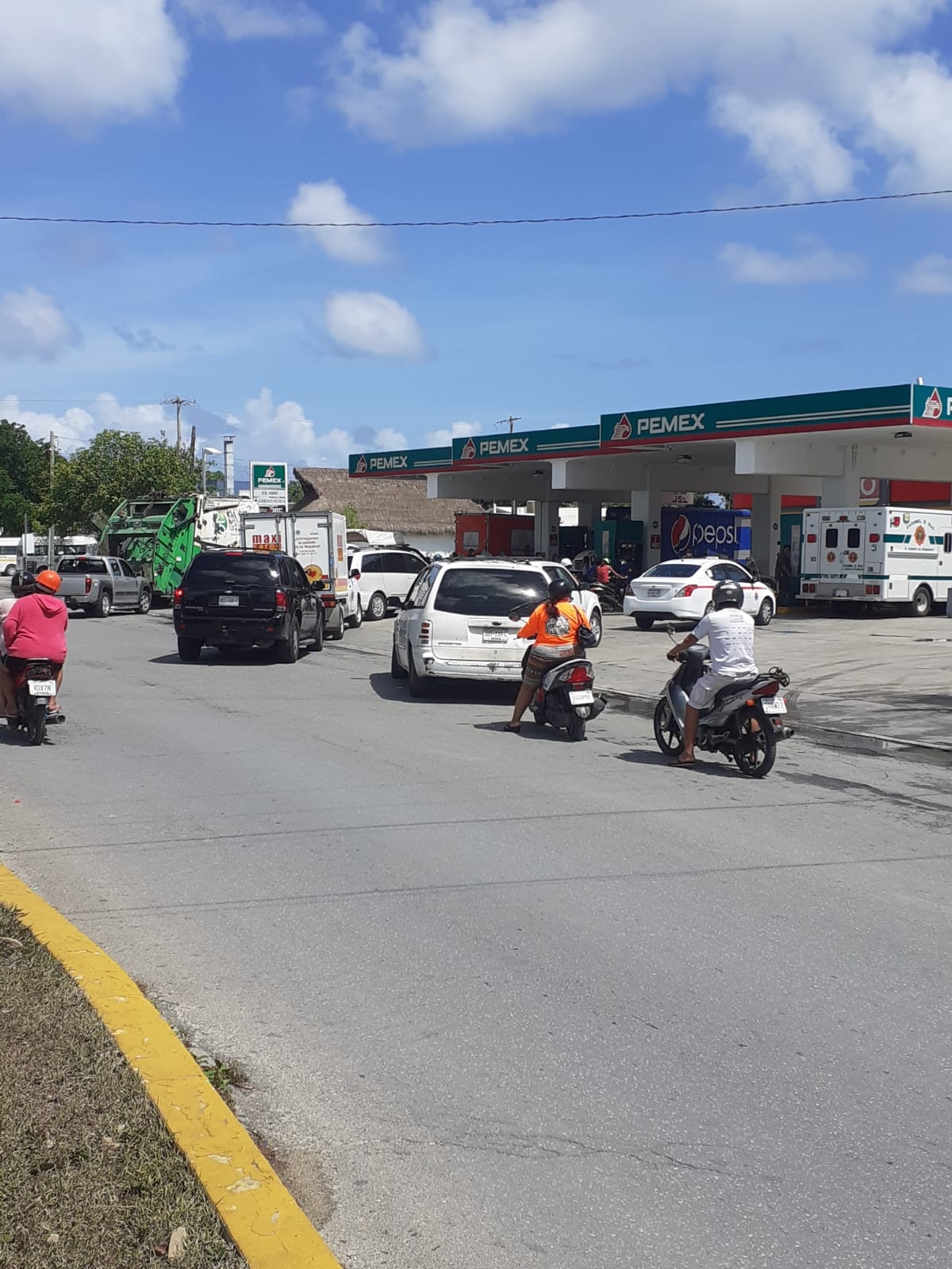 Huracán Grace: Automovilistas hacen largas filas en gasolineras de Cozumel