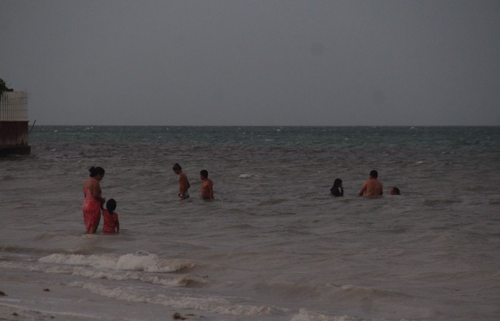 Huracán Grace: Turistas ingresan a playas de Cancún pese a que están cerradas